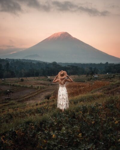 La Technique du Verre d'Eau : Comment réaliser une intention ou résoudre un problème 4 une femme devant le mont Agung en indonésie nous donne son témoingnage sur la technique du verre d'eau